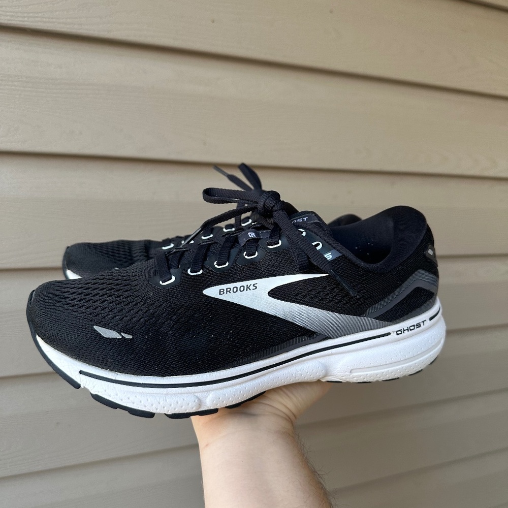 Black and white Brooks Ghost 15 wide (d) 8